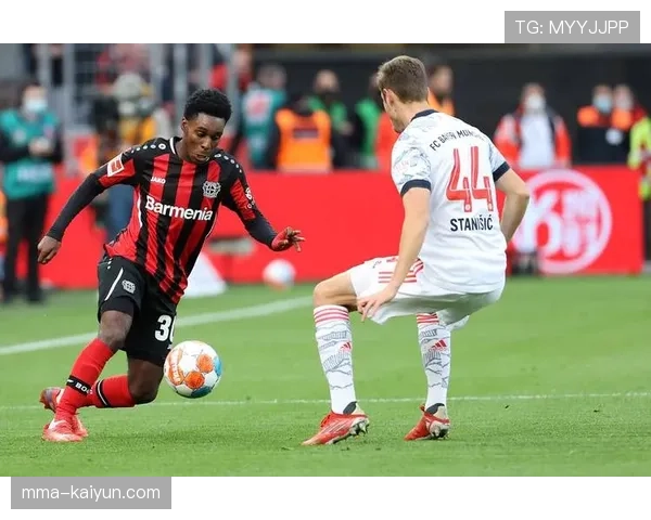 科隆vs勒沃库森赛前训练，两队为欧战席位展开最后冲刺